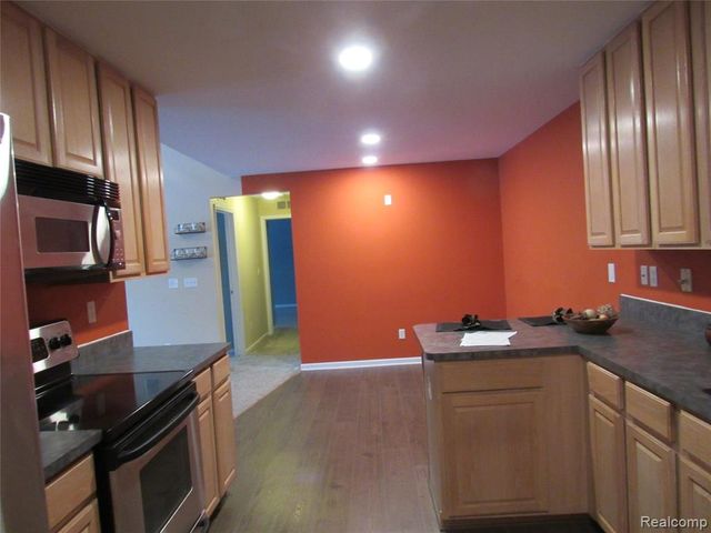 798 Amberly Drive B, Waterford, MI 48328