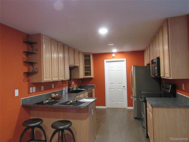 798 Amberly Drive B, Waterford, MI 48328