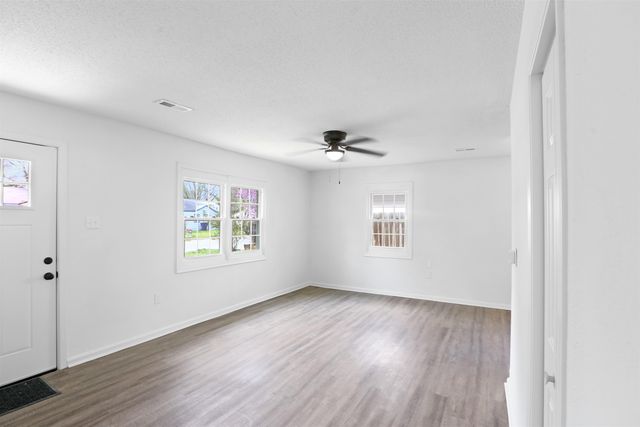 5038 S Meadowview Ave, Wichita, KS 67216