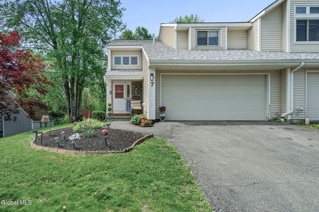 7 Crowsnest Court, Halfmoon, NY 12188