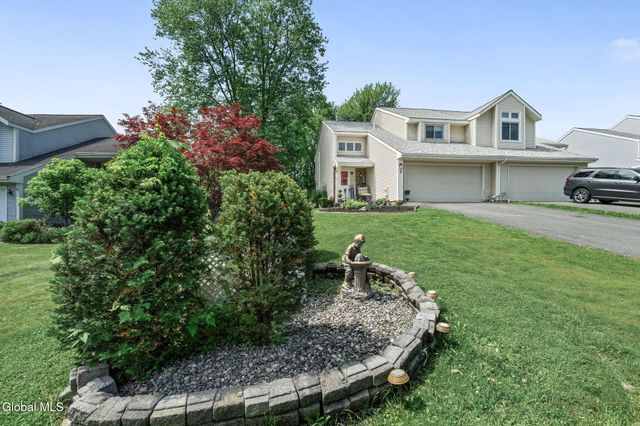 7 Crowsnest Court, Halfmoon, NY 12188