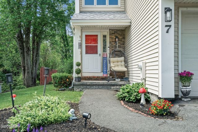 7 Crowsnest Court, Halfmoon, NY 12188