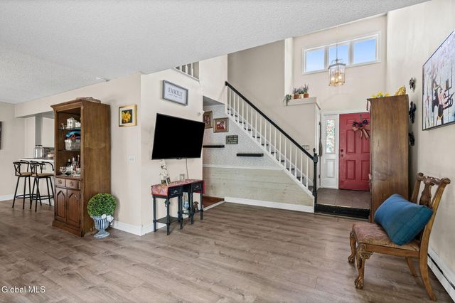 7 Crowsnest Court, Halfmoon, NY 12188