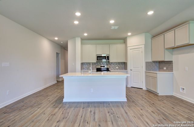 2422 White Daisy Hill, Converse, TX 78109