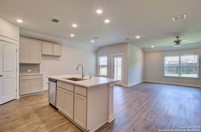 2422 White Daisy Hill, Converse, TX 78109