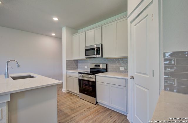 2422 White Daisy Hill, Converse, TX 78109