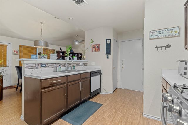 1000 CHRISTOPHER DR B, Round Rock, TX 78681