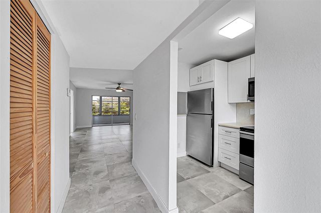 9761 Sunrise Lakes Boulevard 301, Sunrise, FL 33322