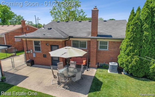 6900 Crestwood Street, Dearborn Heights, MI 48127