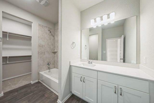 107 Honeybee LN, Elgin, TX 78621