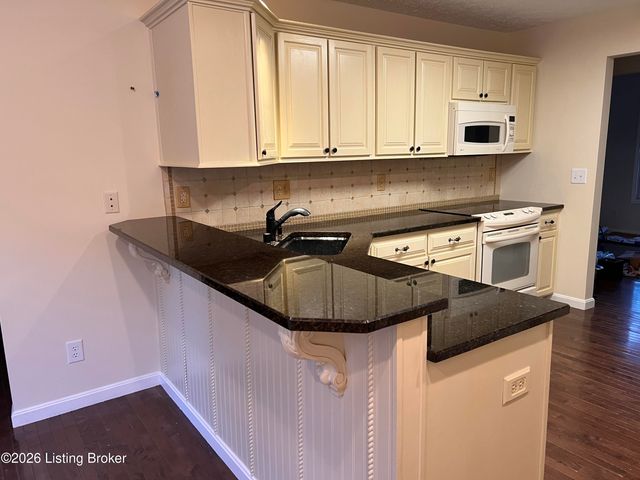 6006 Ledgerock Cove Pl, Louisville, KY 40219