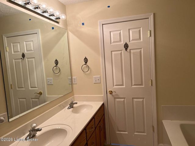 6006 Ledgerock Cove Pl, Louisville, KY 40219