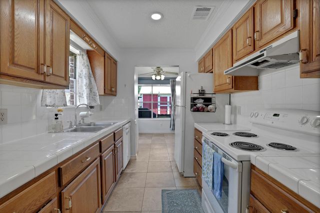 8515 Oakhaven Road, La Porte, TX 77571