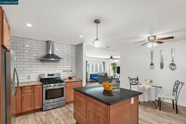 1331 Pear Dr, Concord, CA 94518