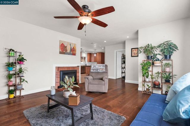 1331 Pear Dr, Concord, CA 94518