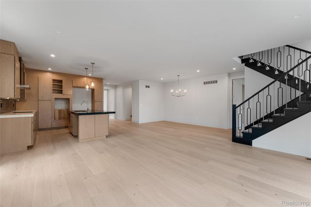 53 South Trail Court, Troy, MI 48083