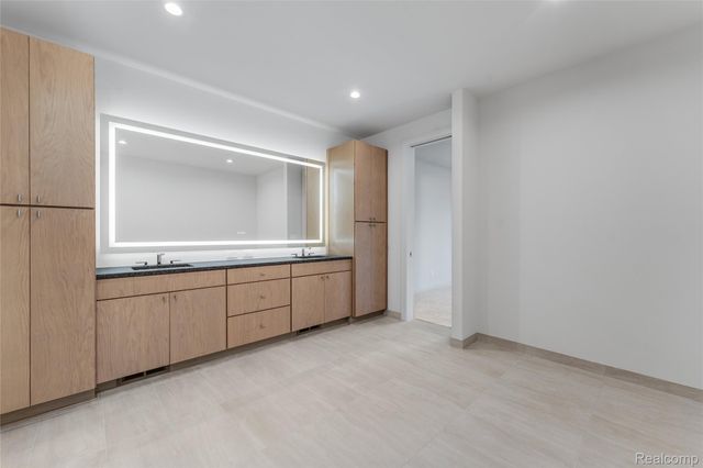 53 South Trail Court, Troy, MI 48083