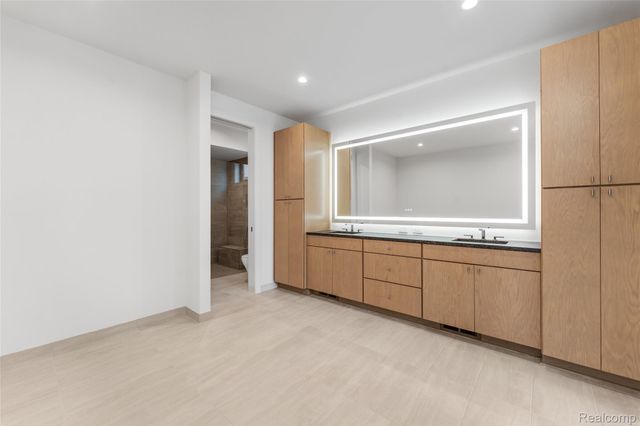 53 South Trail Court, Troy, MI 48083