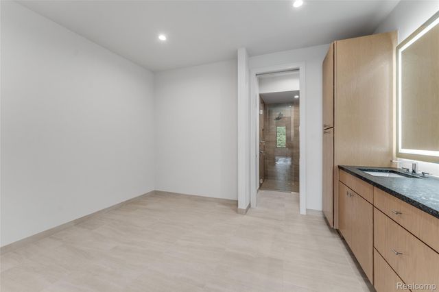 53 South Trail Court, Troy, MI 48083