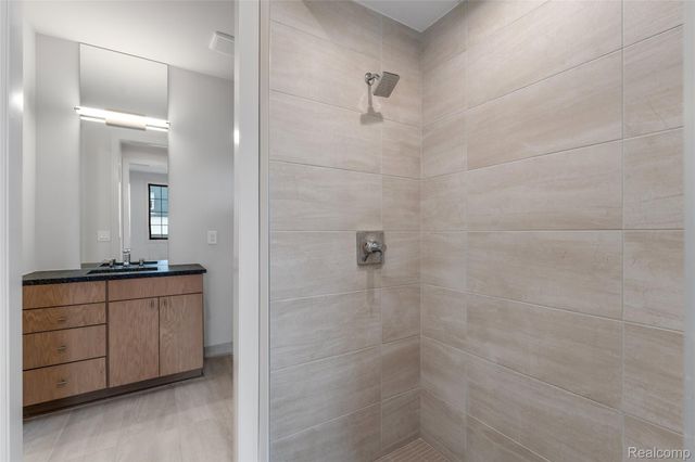 53 South Trail Court, Troy, MI 48083