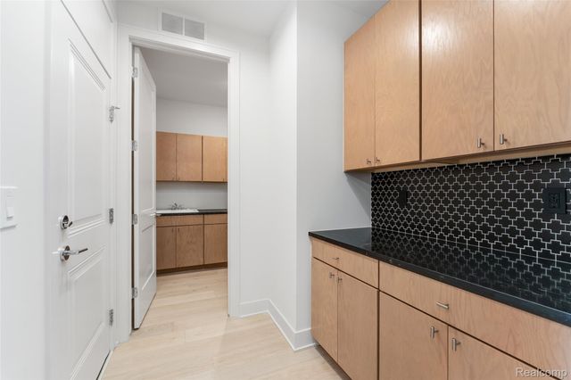 53 South Trail Court, Troy, MI 48083