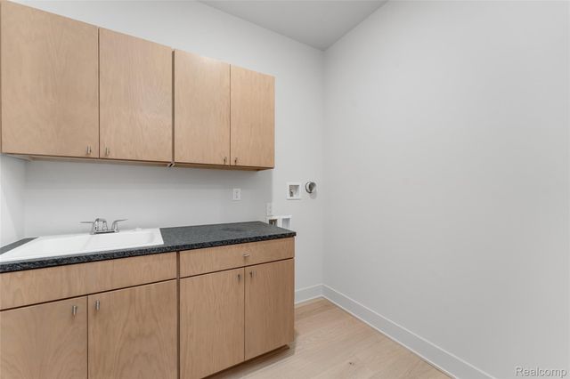 53 South Trail Court, Troy, MI 48083