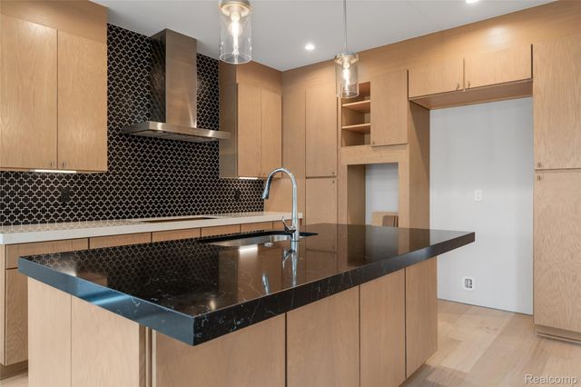 53 South Trail Court, Troy, MI 48083