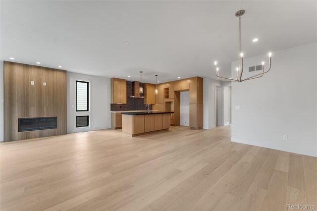 53 South Trail Court, Troy, MI 48083