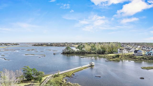 376 Crown Pointe Drive, Hampstead, NC 28443