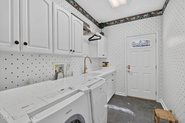 8957 Royal Oak Drive, Holland, OH 43528