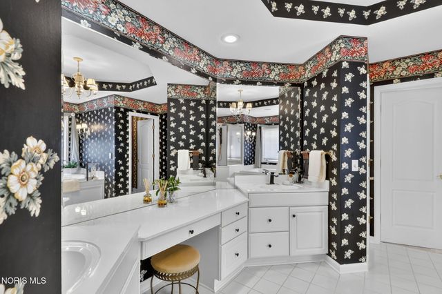 8957 Royal Oak Drive, Holland, OH 43528