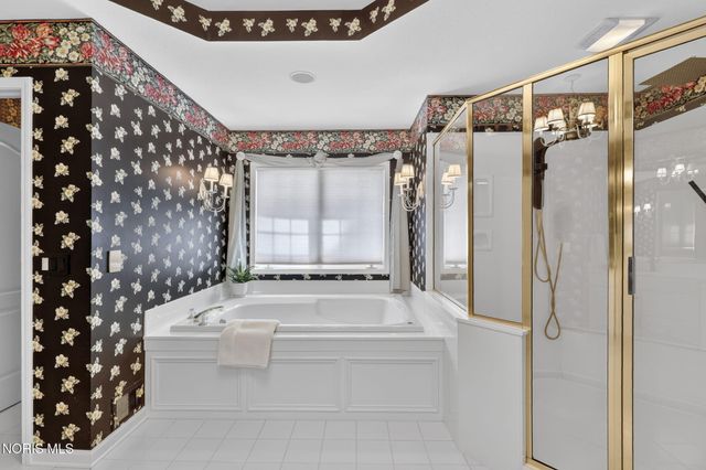 8957 Royal Oak Drive, Holland, OH 43528