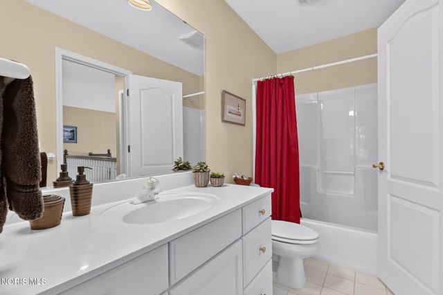 8957 Royal Oak Drive, Holland, OH 43528