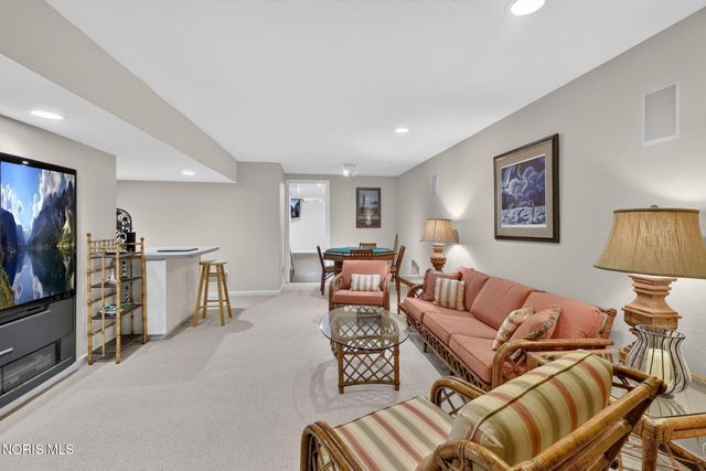 8957 Royal Oak Drive, Holland, OH 43528