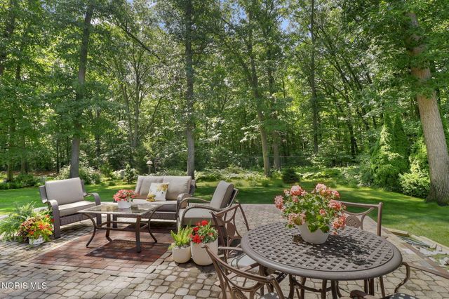 8957 Royal Oak Drive, Holland, OH 43528