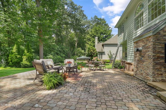 8957 Royal Oak Drive, Holland, OH 43528