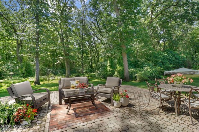 8957 Royal Oak Drive, Holland, OH 43528