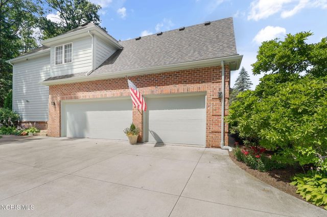 8957 Royal Oak Drive, Holland, OH 43528