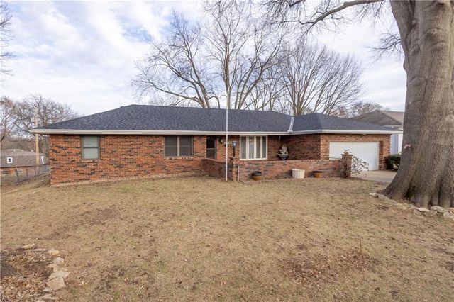 1615 Wayne Drive, St Joseph, MO 64506