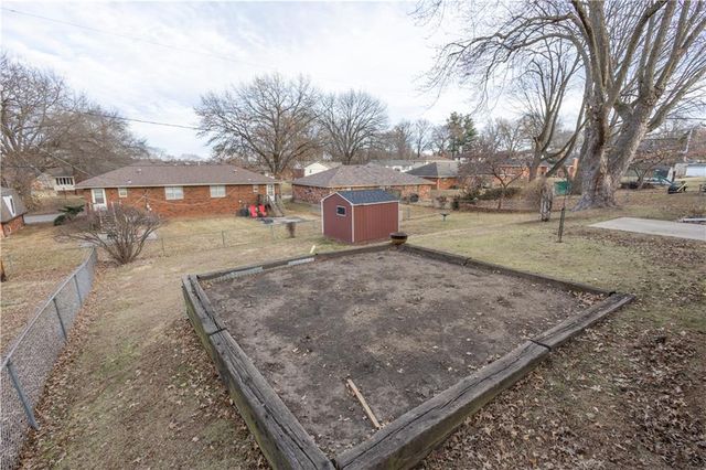 1615 Wayne Drive, St Joseph, MO 64506