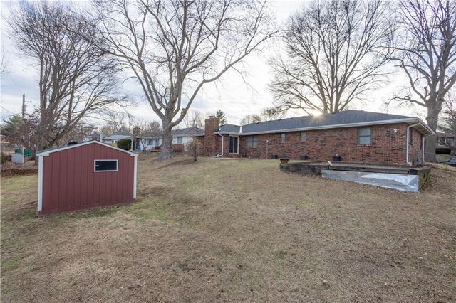 1615 Wayne Drive, St Joseph, MO 64506