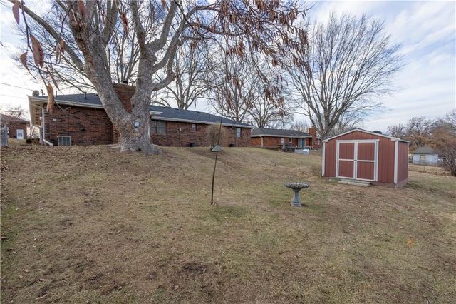 1615 Wayne Drive, St Joseph, MO 64506