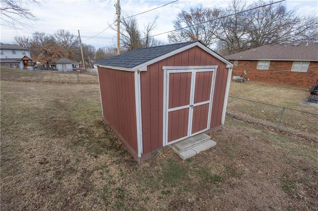 1615 Wayne Drive, St Joseph, MO 64506