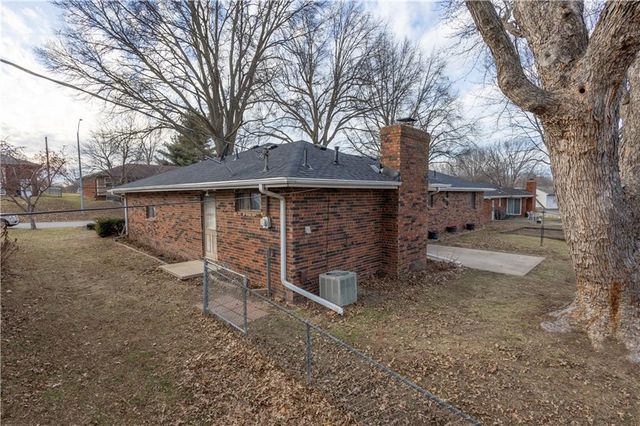 1615 Wayne Drive, St Joseph, MO 64506