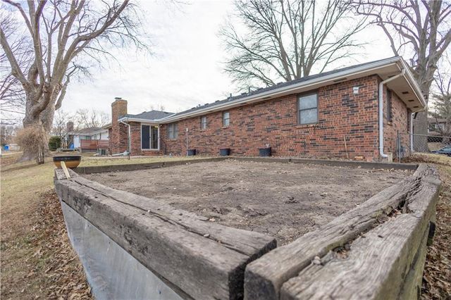 1615 Wayne Drive, St Joseph, MO 64506