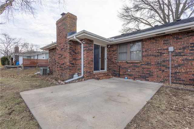 1615 Wayne Drive, St Joseph, MO 64506