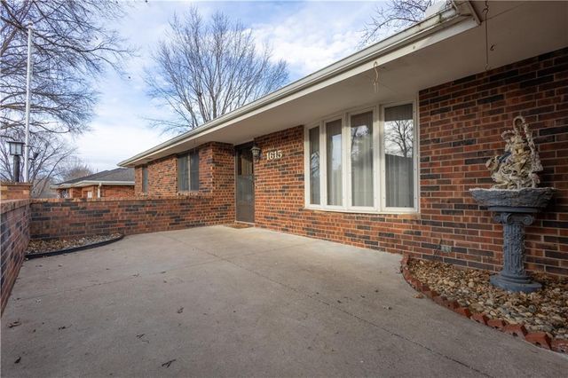 1615 Wayne Drive, St Joseph, MO 64506