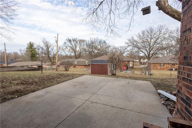 1615 Wayne Drive, St Joseph, MO 64506