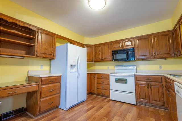 1615 Wayne Drive, St Joseph, MO 64506