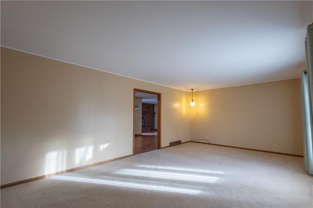 1615 Wayne Drive, St Joseph, MO 64506